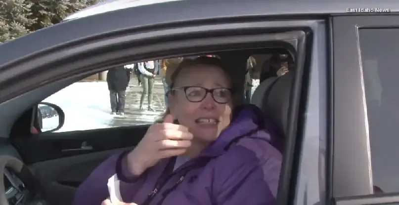Struggling lunch lady called in for ’emergency shift’ — breaks down as she realizes boss’s big lie