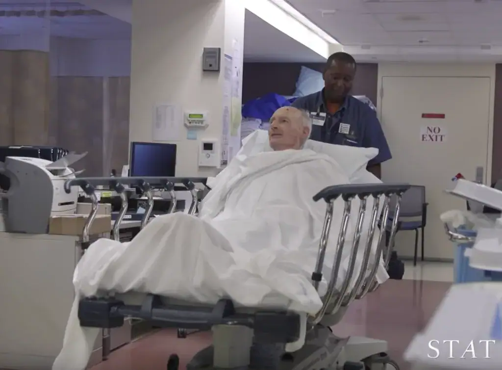 He transfers patients to their rooms, gets caught on camera – now the footage goes viral
