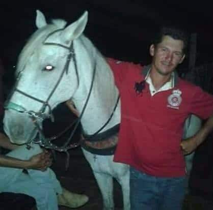 Horse lays head on coffin, gives touching farewell to human best friend before he’s laid to rest
