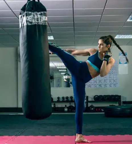 Robber tries to mug female MMA fighter – pays dearly for his mistake