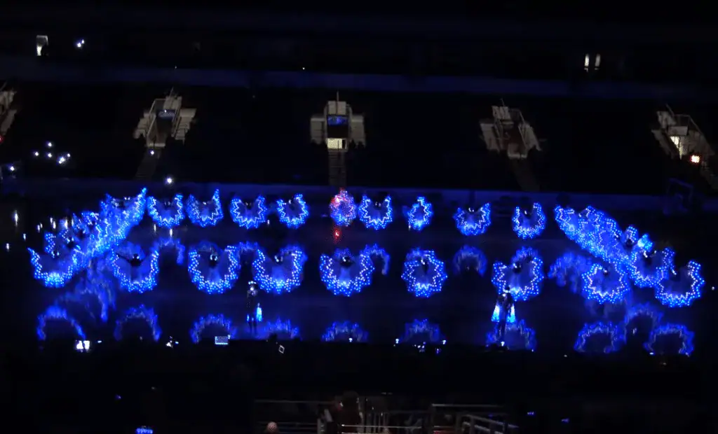 All-girl dance team takes the floor – crowd loses it the moment lights abruptly go out