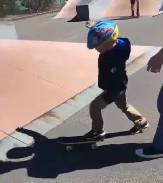 Teen boys befriend 5-year-old with autism and teach him how to ride a skateboard