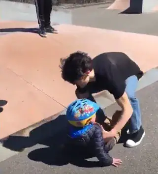 Teen boys befriend 5-year-old with autism and teach him how to ride a skateboard