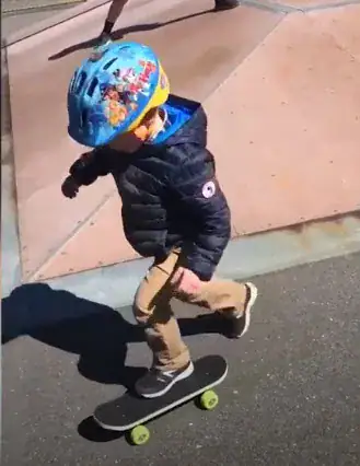 Teen boys befriend 5-year-old with autism and teach him how to ride a skateboard