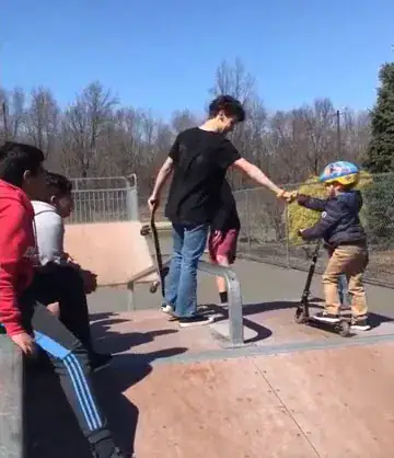 Teen boys befriend 5-year-old with autism and teach him how to ride a skateboard