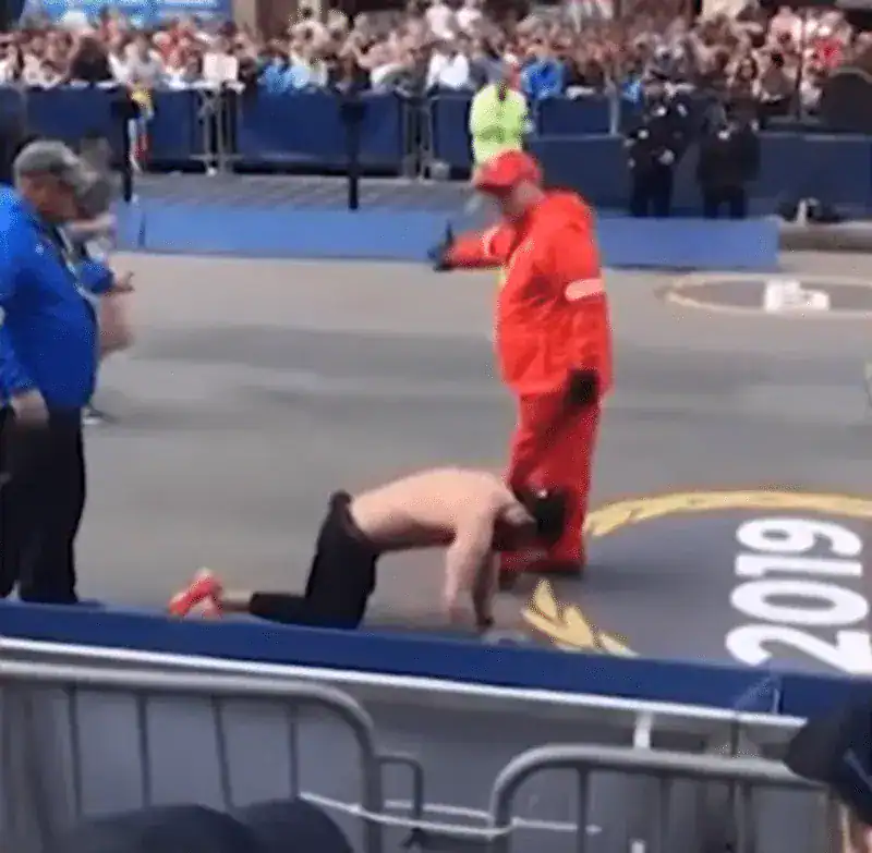 Marine vet refuses to give up, drags himself across finish line saying names of fallen comrades out loud