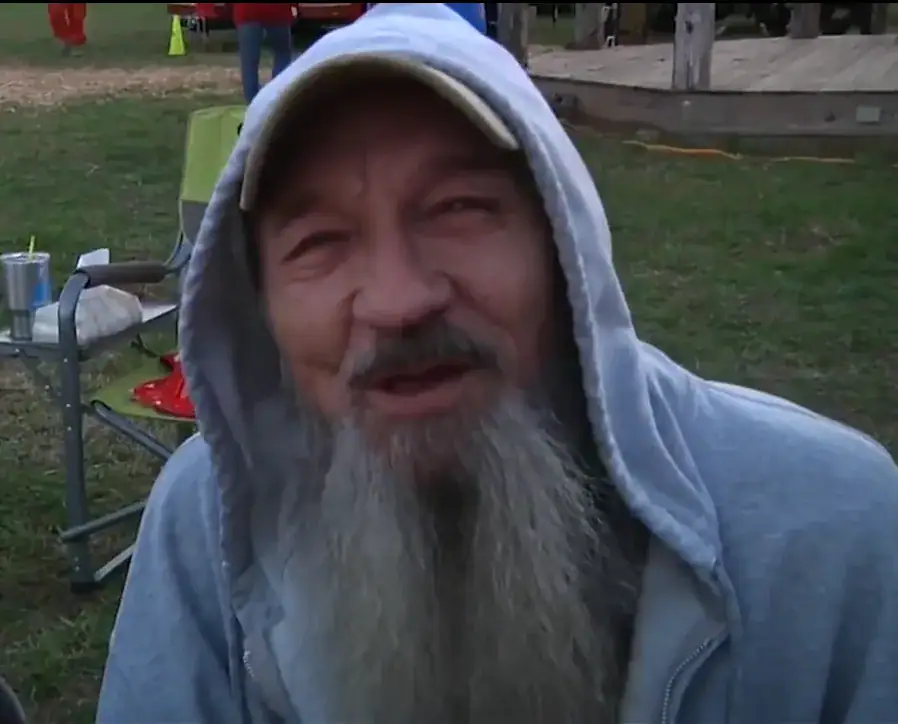Kids meet a struggling Navy veteran sleeping in freezing cold, he doesn’t know they’ll change his life forever