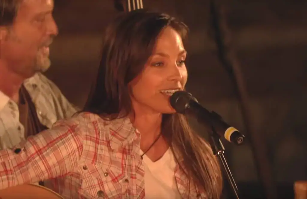 Dying country music singer stopped cancer treatment to spend final days at home with baby and husband