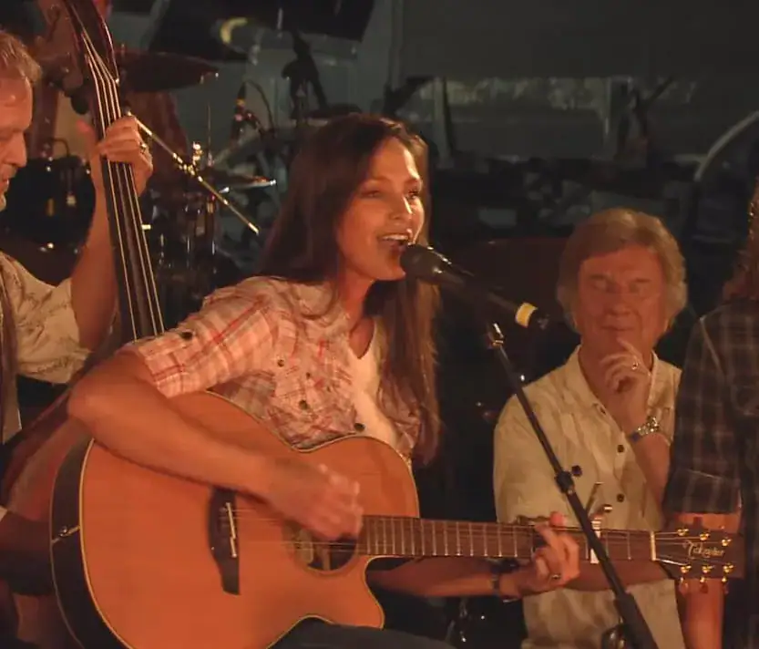 Dying country music singer stopped cancer treatment to spend final days at home with baby and husband