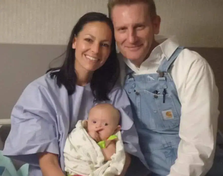 Dying country music singer stopped cancer treatment to spend final days at home with baby and husband