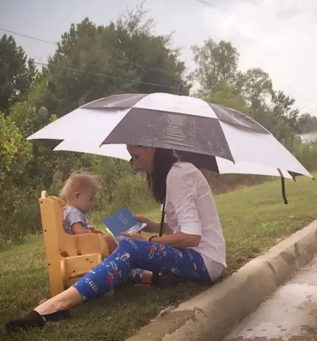 Dying country music singer stopped cancer treatment to spend final days at home with baby and husband