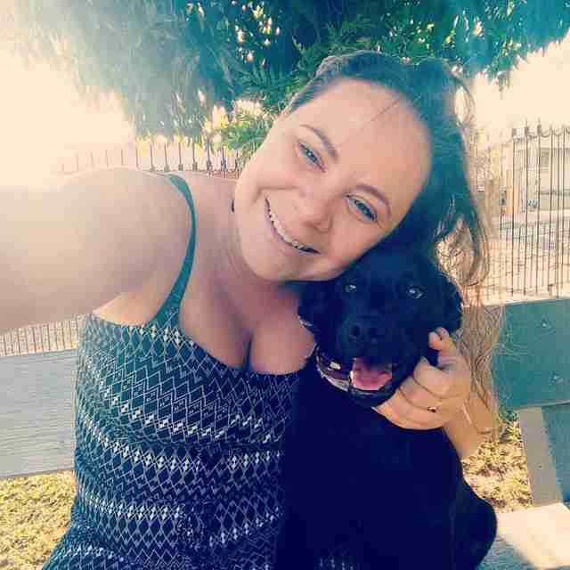 8-month-old puppy drags her own new blanket outside to share it with a cold homeless dog