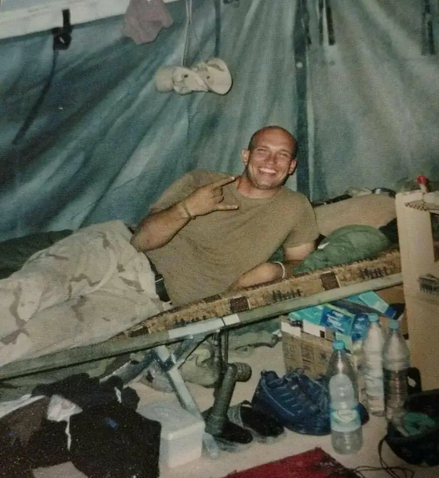 Veteran mechanic helps struggling mom who had no money – only to be lured back to garage for a setup