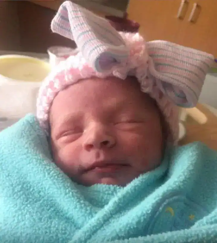 Soldier goes on leave to meet newborn daughter, walks into hospital room and freezes in place