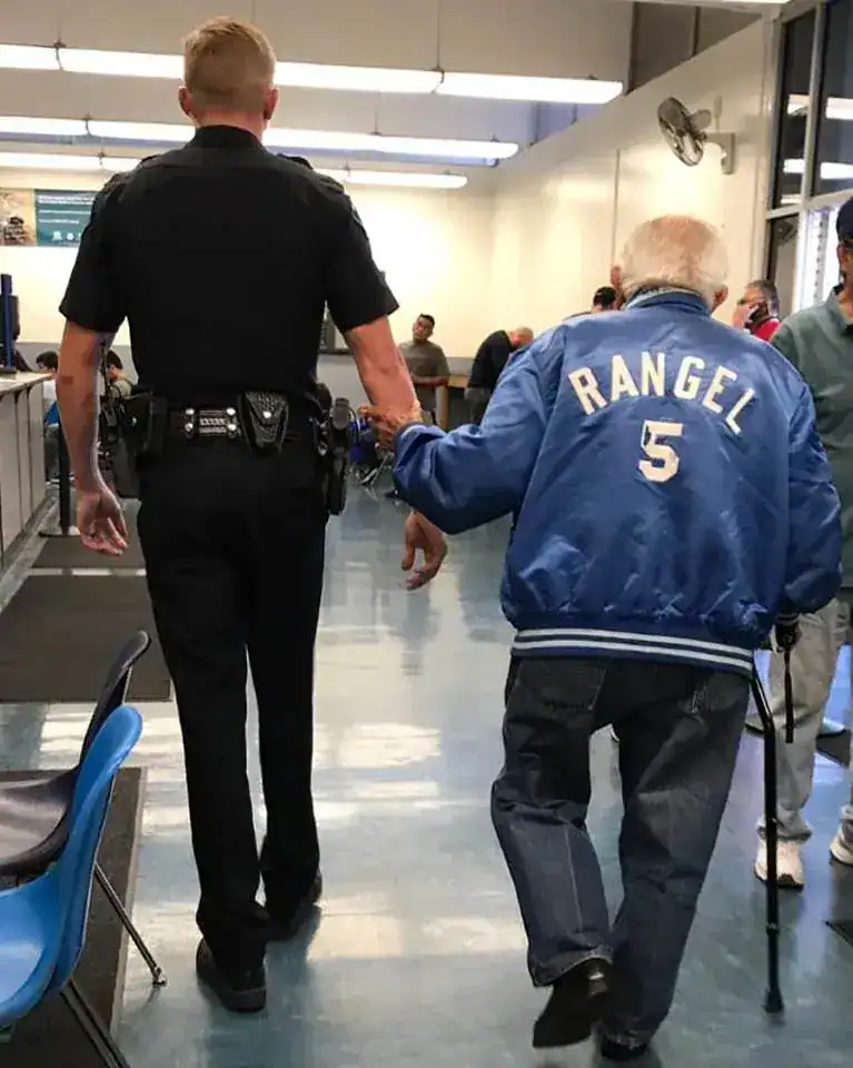 92-year-old man gets kicked out of Bank Of America, then a police officer takes action