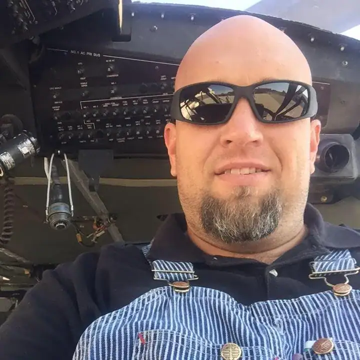 Veteran mechanic helps struggling mom who had no money – only to be lured back to garage for a setup