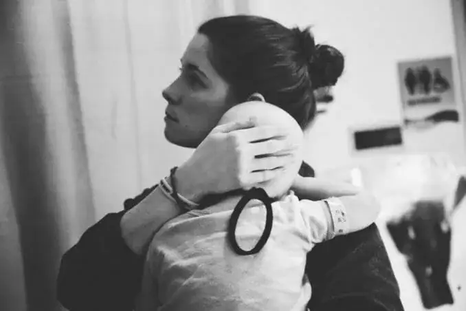 Struggling nurse tries to be ‘sneaky’ – but mom snaps photo letting everyone know she saw her