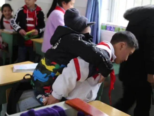 Zhang Ze gets a piggyback ride from Xu Bingyang
