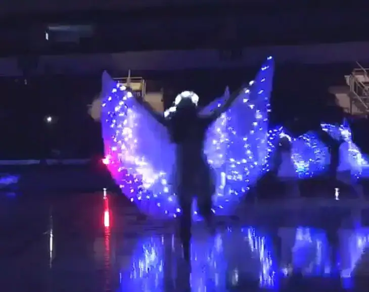 All-girl dance team takes the floor – crowd loses it the moment lights abruptly go out