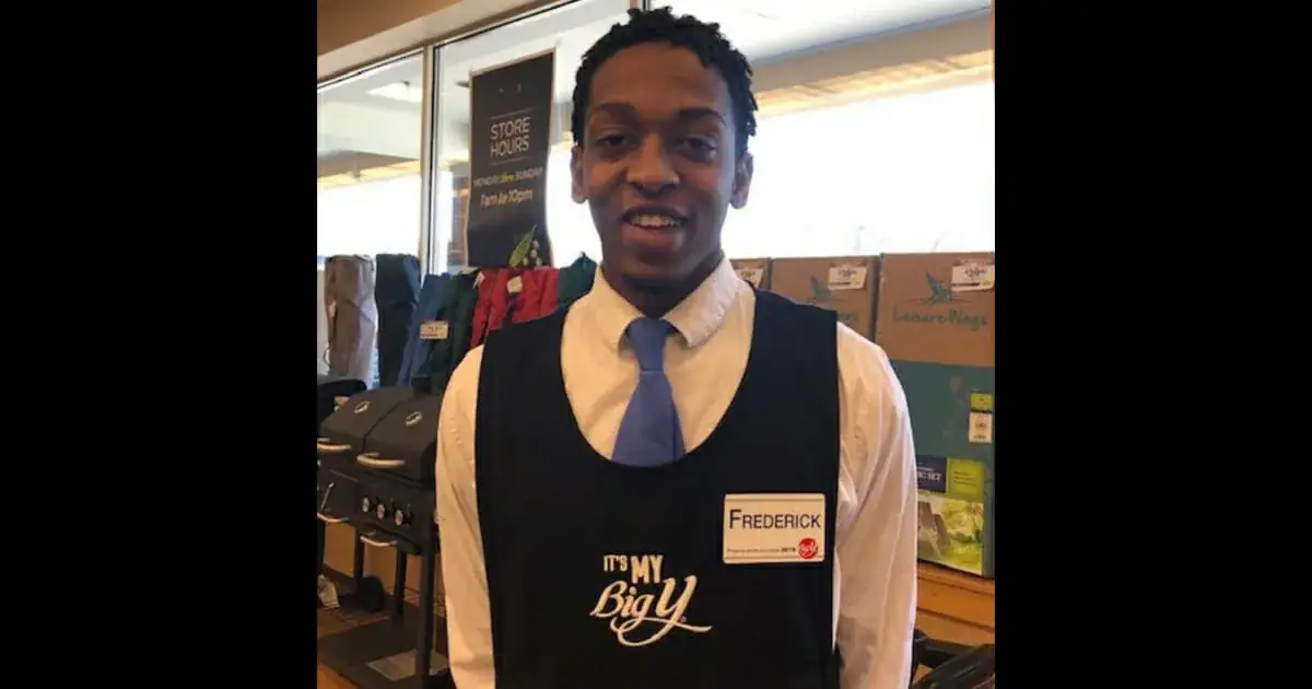 Grocery bagger pulls out $20 from his own pocket so elderly woman can pay for her food