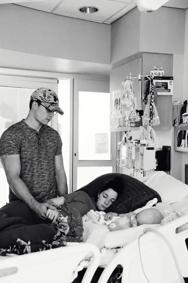 Struggling nurse tries to be ‘sneaky’ – but mom snaps photo letting everyone know she saw her