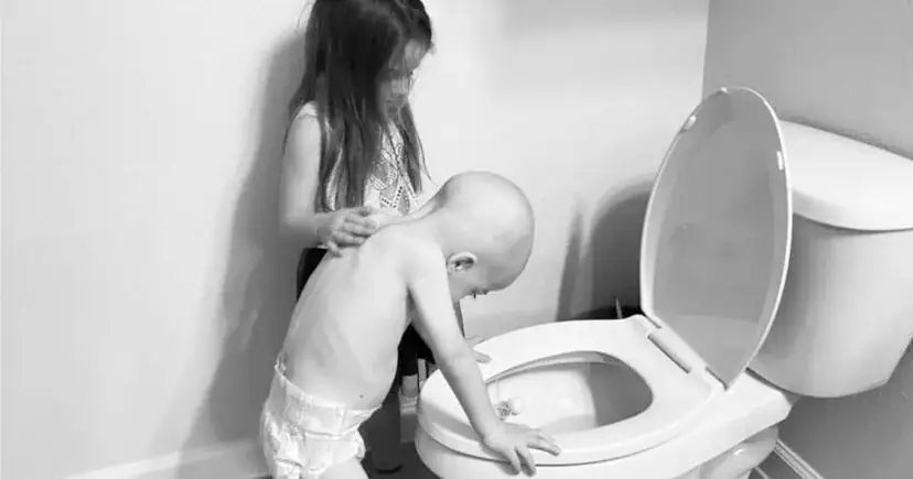 Sister comforts sick younger brother battling Leukemia in heartbreaking photo