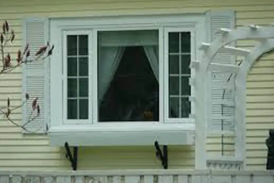 Cop notices little girl who waves to him every day is missing – his gut tells him to rush inside