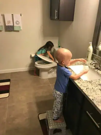 Sister comforts sick younger brother battling Leukemia in heartbreaking photo