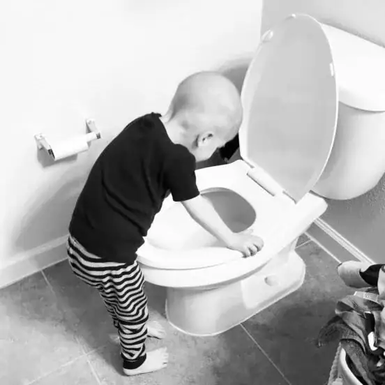 Sister comforts sick younger brother battling Leukemia in heartbreaking photo