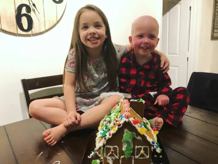 Sister comforts sick younger brother battling Leukemia in heartbreaking photo