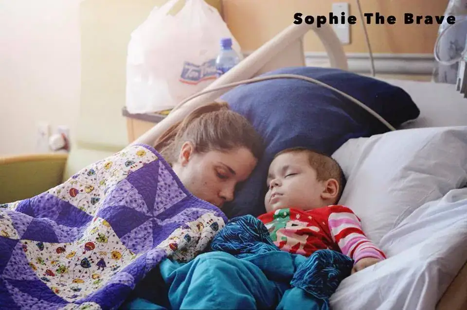 Struggling nurse tries to be ‘sneaky’ – but mom snaps photo letting everyone know she saw her