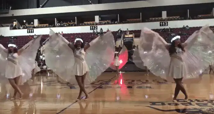 All-girl dance team takes the floor – crowd loses it the moment lights abruptly go out