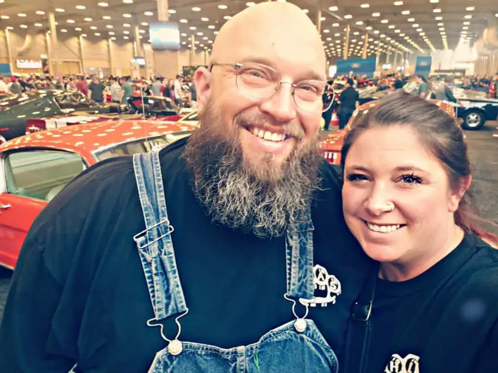 Veteran mechanic helps struggling mom who had no money – only to be lured back to garage for a setup