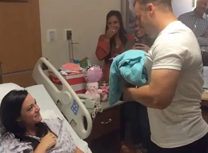 Soldier goes on leave to meet newborn daughter, walks into hospital room and freezes in place