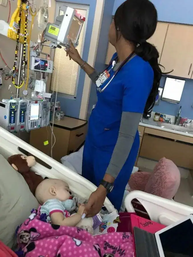 Struggling nurse tries to be ‘sneaky’ – but mom snaps photo letting everyone know she saw her