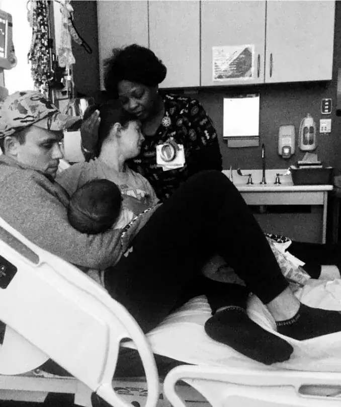 Struggling nurse tries to be ‘sneaky’ – but mom snaps photo letting everyone know she saw her