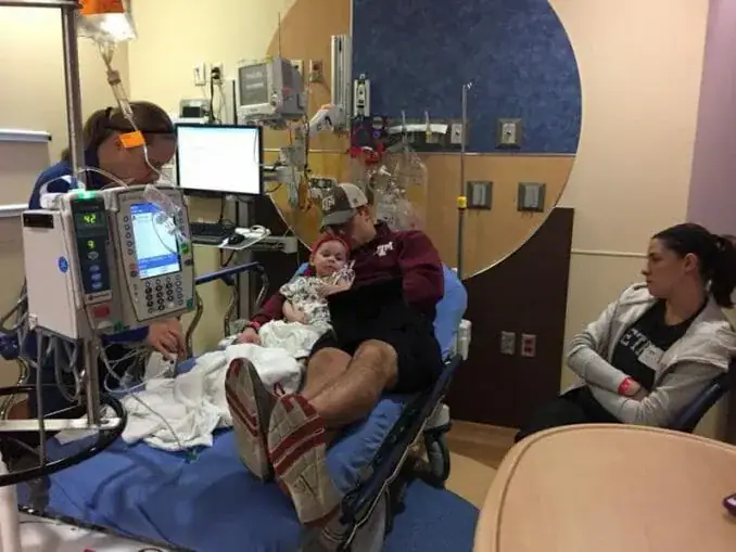 Struggling nurse tries to be ‘sneaky’ – but mom snaps photo letting everyone know she saw her