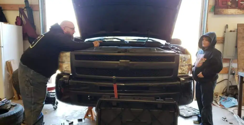 Veteran mechanic helps struggling mom who had no money – only to be lured back to garage for a setup