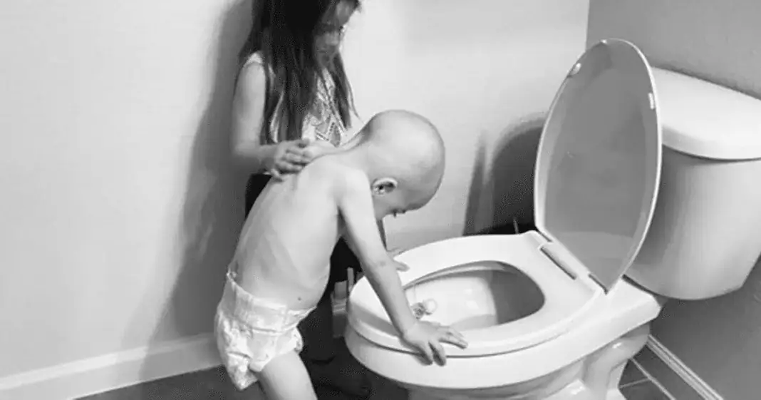 Sister comforts sick younger brother battling Leukemia in heartbreaking photo