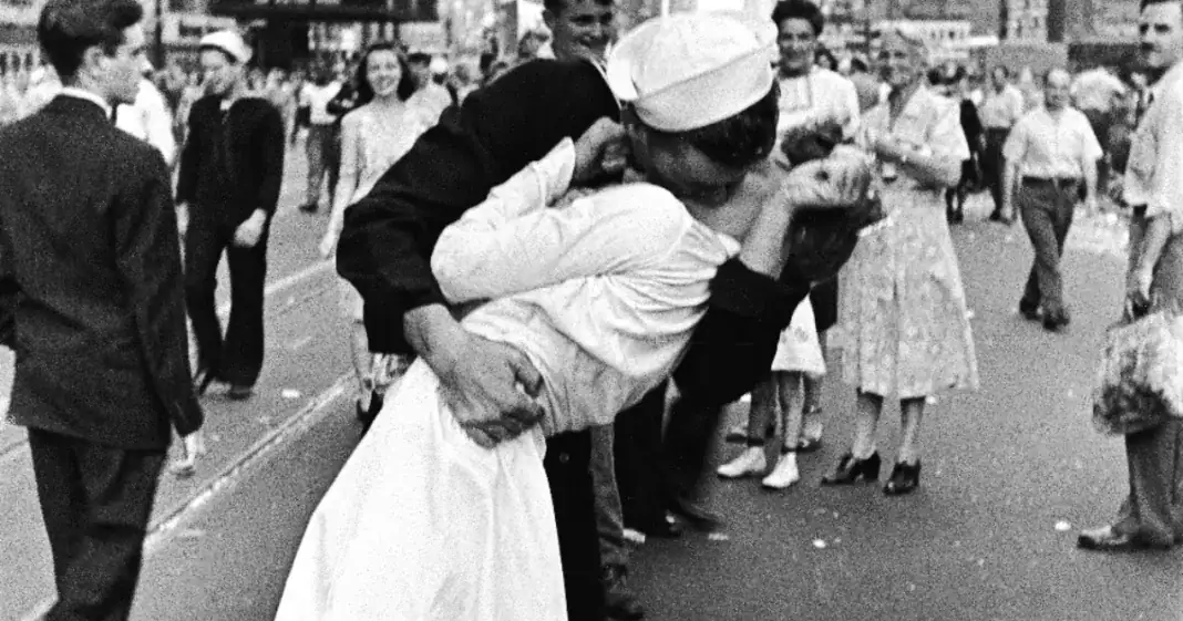 Navy WWII sailor kissing nurse in iconic photo dead at the age of 95
