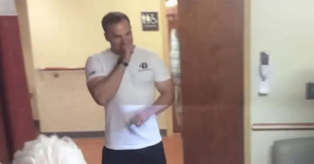 Soldier goes on leave to meet newborn daughter, walks into hospital room and freezes in place