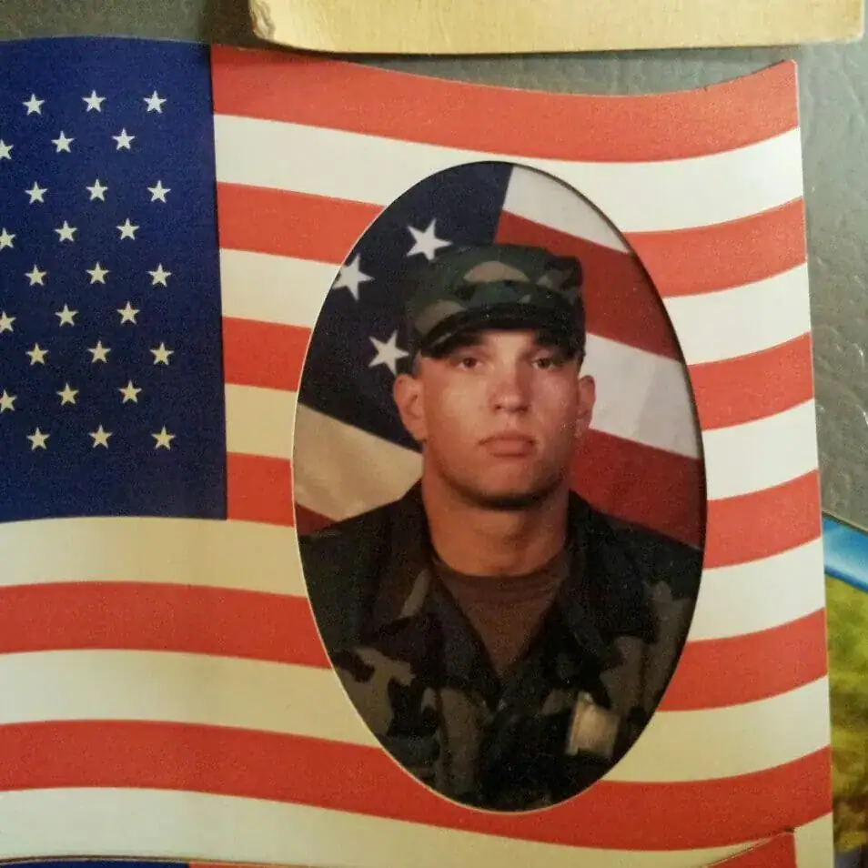 Veteran mechanic helps struggling mom who had no money – only to be lured back to garage for a setup