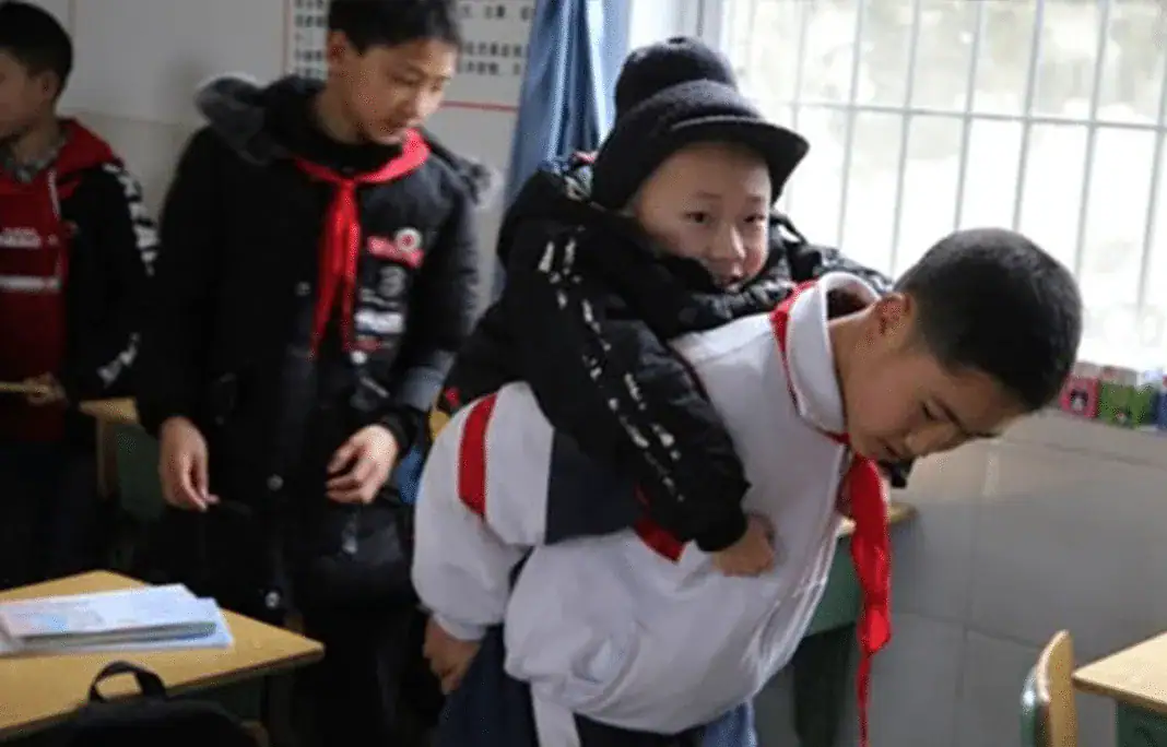12-year-old boy carries his disabled friend to school on his back every day for six years