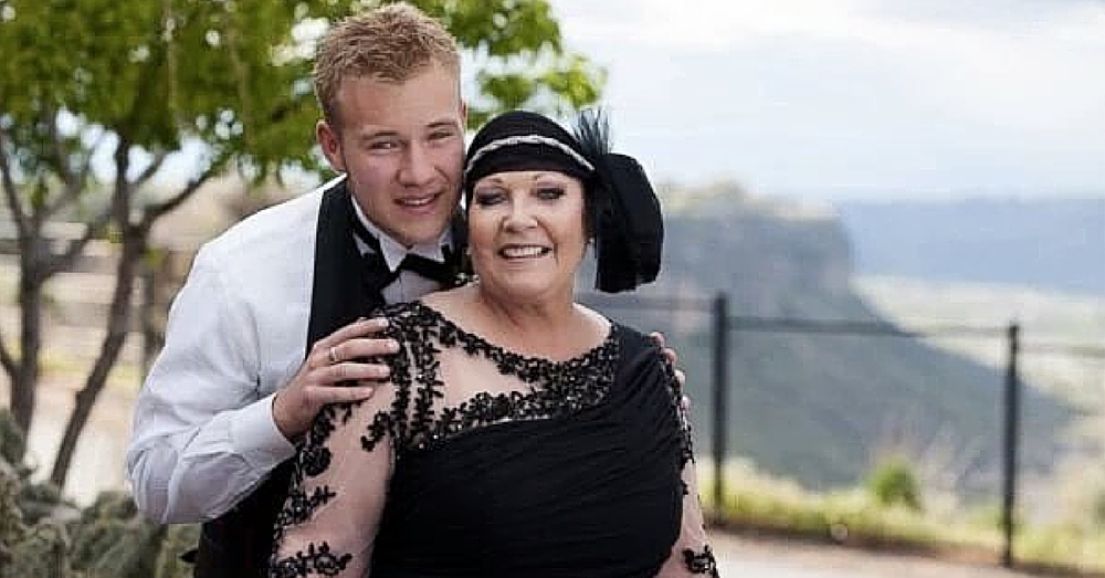 High Schooler Takes Mom As Date To Prom. When I Saw Why I Was In Tears