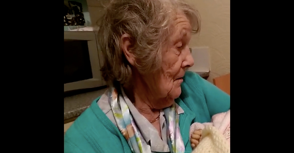 Grandma With Dementia Doesn’t Recognize Own Daughter. But Then She Hands Her THIS…
