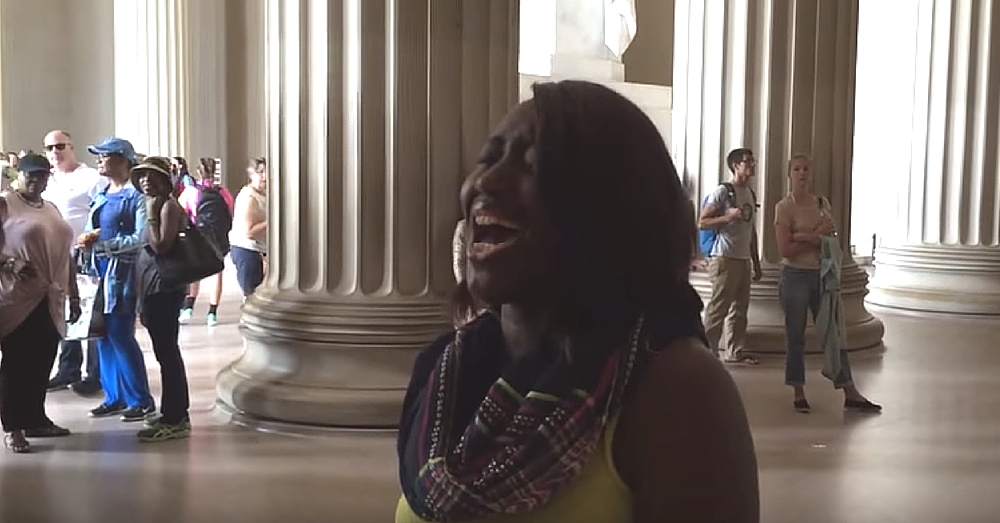 Woman Stuns Lincoln Memorial Visitors With Incredible Impromptu National Anthem