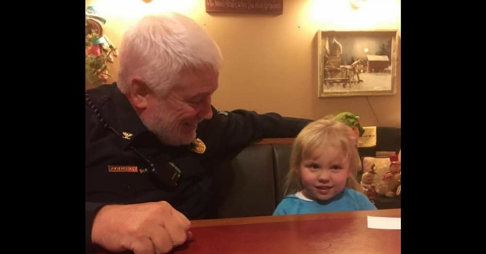 Little Girl Thinks Policeman Is Santa. Parents Never Expected What He Does Next