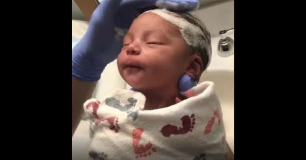 Dad Grabs Camera As Nurse Washes Newborn’s Hair. What Happens Next Is Going Viral