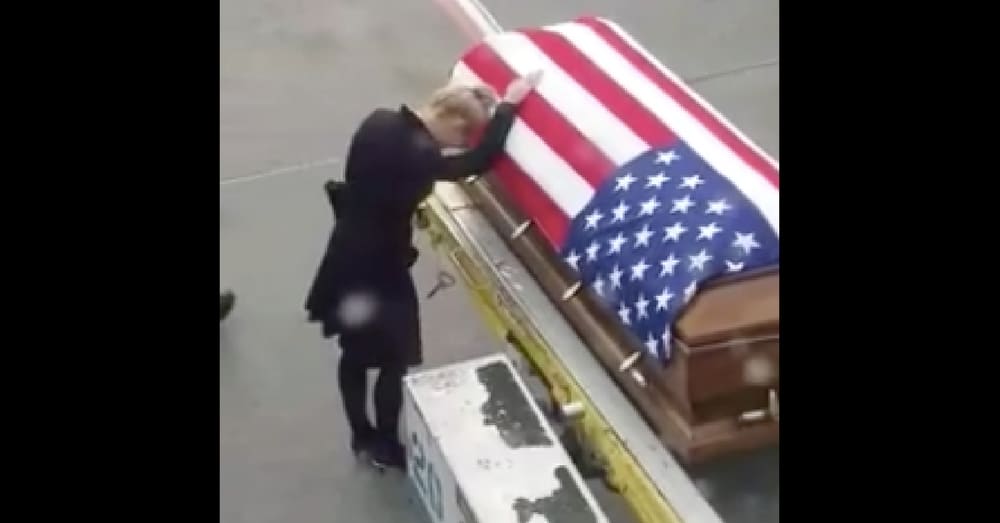 She Looks Out Plane Window And Sees Soldier’s Coffin. What Happens Next Is Going Viral