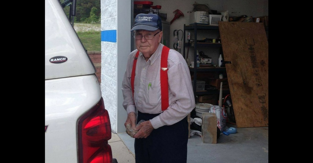 86-Yr-Old Collects Trash To Help Kids’ Home. When I Saw How Much He Made…Holy Moly!